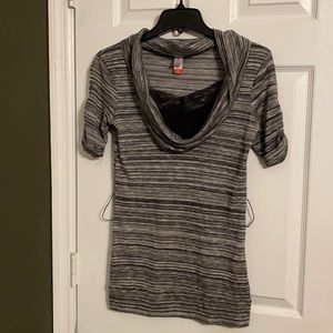 Cute top with undershirt.  Belt is missing